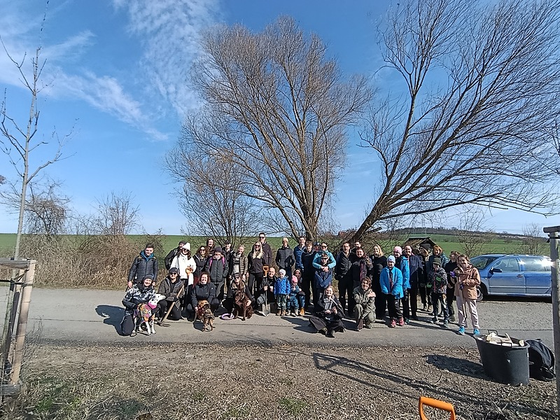 Sobotní výsadba keřů v Úžicích