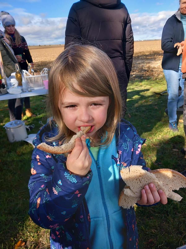 Dyjakoníček sází budoucnost dětem