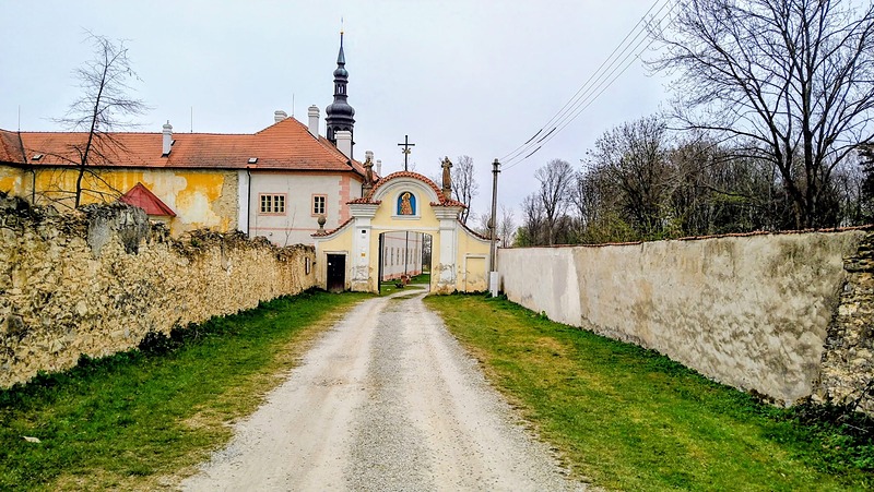 Páteční výsadba ve Františkánském klášteře v Hájku