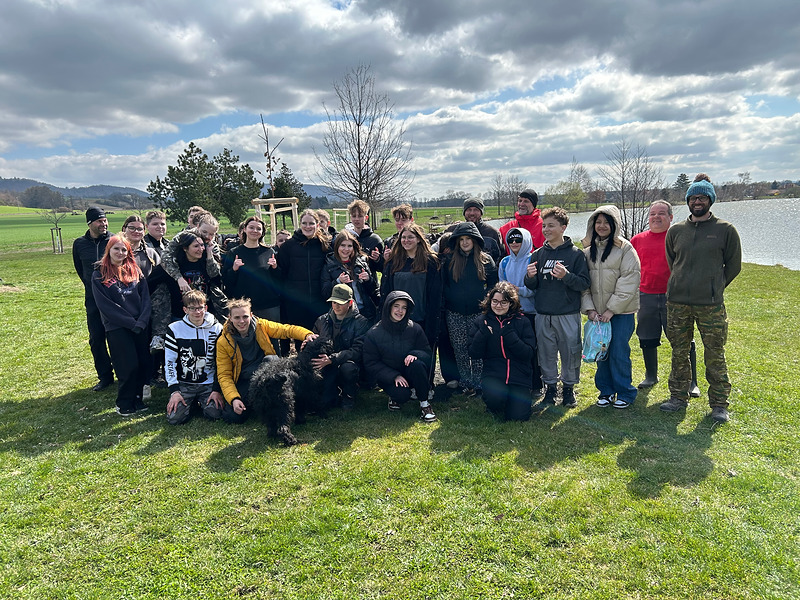 Učení, které zapustí kořeny: 22 dubů u rybníka v Ronově