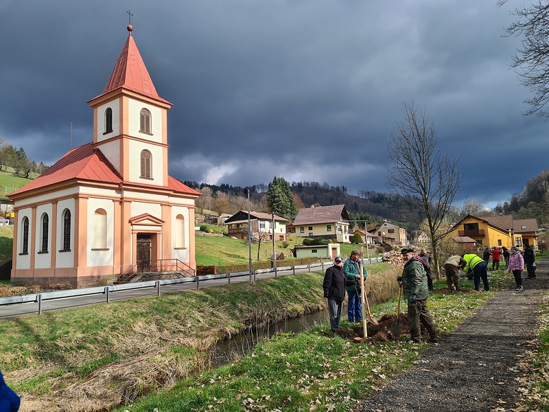 Chvaleč-Petříkovice - cesta ke koupališti a pás krajinné zeleně nad vsí