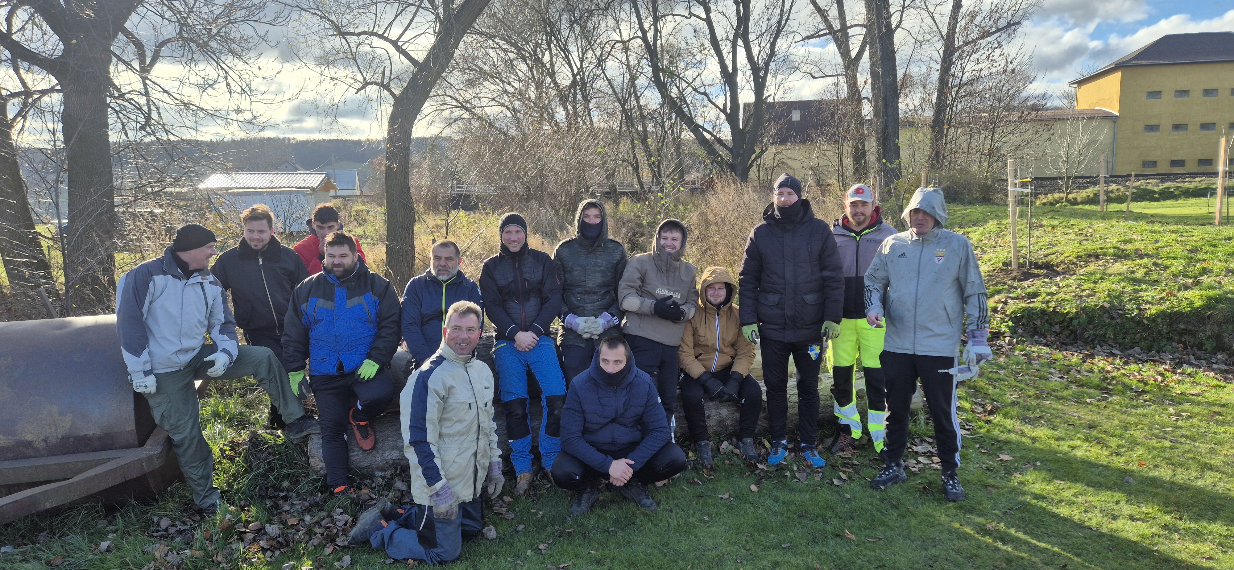 Alej, která roste s fotbalem – sázení stromů v Krásných Loučkách