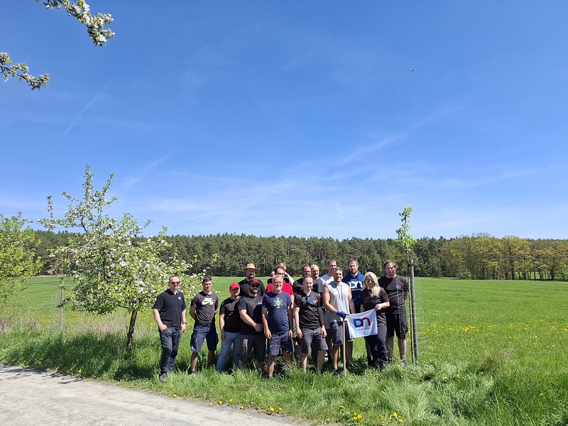 Diebold Nixdorf se vrátil na místo činu – povýsadbová péče v obci Trnová