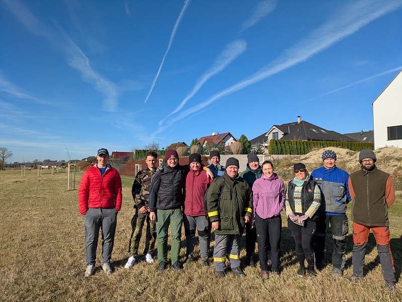 Ždírečtí fotbalisté sází stromy a keře