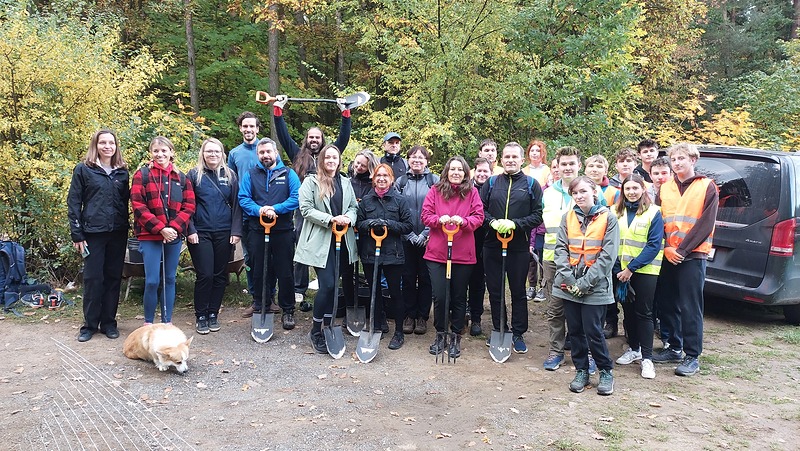 Výsadba 300 keřů v Hořovicích u silnice na Hvozdec