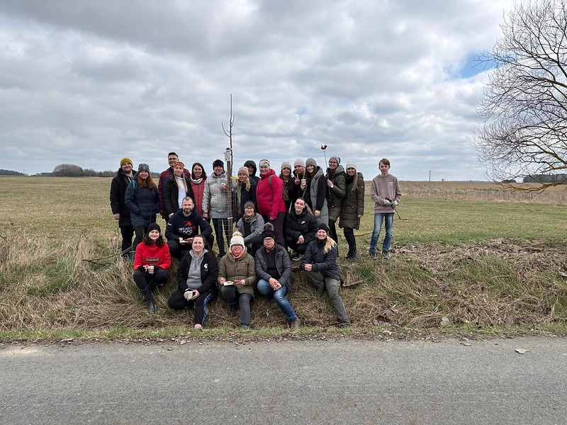 Příjezd ke Chrástovu osázen!