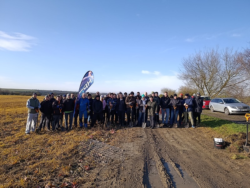 Čečelice ožily novou švestkovou alejí: dobrovolníci vysadili 40 slivoní