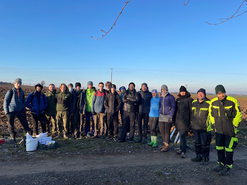 DP WORLD spolu s žáky ZŠ dosázeli stromy a keře ve Škvorci 