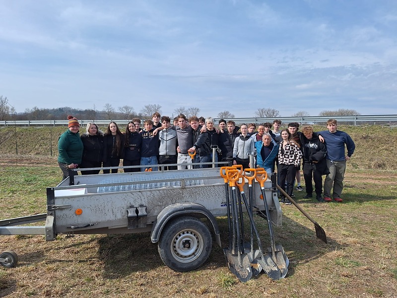 Studenti sází keře pro Pumptrack